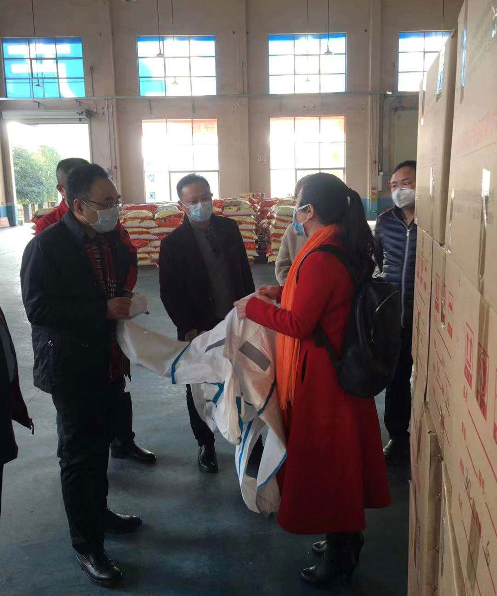 湖南省藥檢局局長及湘潭市藥監(jiān)局局長一行來湖南華大了解口罩、防護(hù)服滅菌細(xì)節(jié)